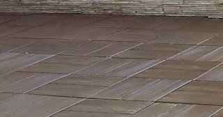 Бетонная брусчатка двора в Юбилейном в октябре