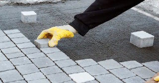 Монтаж тротуарной плитки на даче в Юбилейном в октябре
